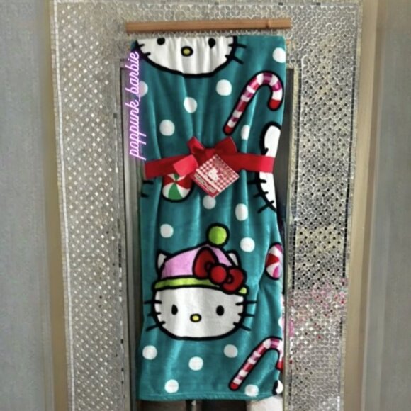 BRAND NEW Hello Kitty Christmas Peppermint Blanket‎ - Picture 1 of 7